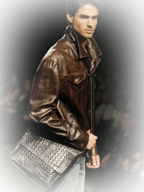 Hombre modelo con bolso de piel marrón