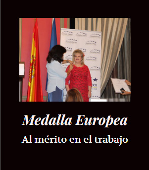 Mujer coloca medalla premio Europeo